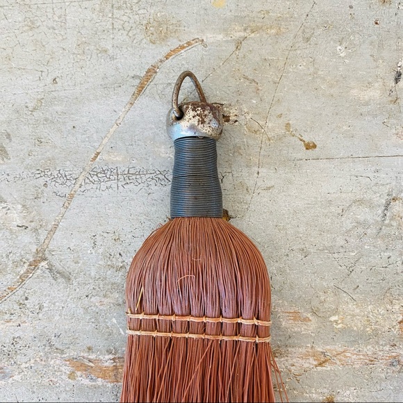 ♥️ Vintage ♥️ Old String Tied Metal Cap End Hanger Whisk Broom - Picture 3 of 12